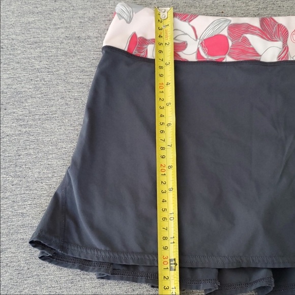 Lululemon Speed Skirt Size 8 - Picture 8 of 9